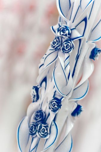 Lumanari sculptate , irizatie de culoare, cu trandafirasi  -  bleumarin