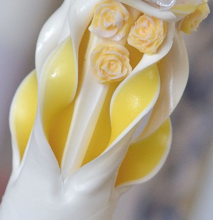 Lumanari sculptate , miez colorat, cu trandafirasi  -  galben