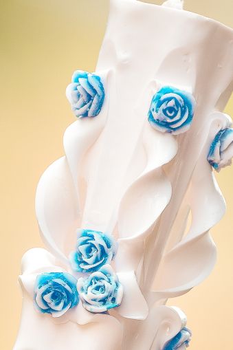 Lumanari sculptate albe, cu trandafirasi din ceara colorata - turcoaz