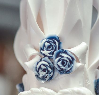 Lumanari sculptate albe, cu trandafirasi din ceara colorata - bleumarin