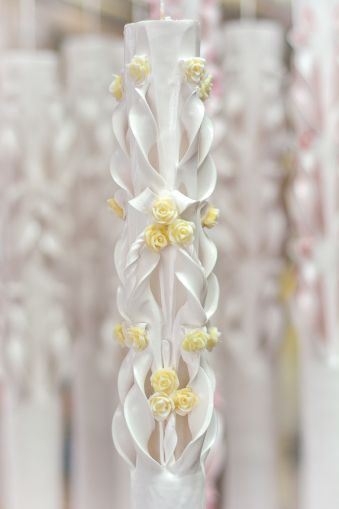 Lumanari sculptate albe, cu trandafirasi din ceara colorata - galben