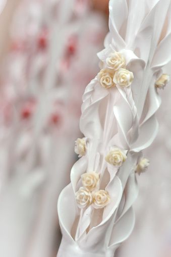 Lumanari sculptate albe, cu trandafirasi din ceara colorata - crem