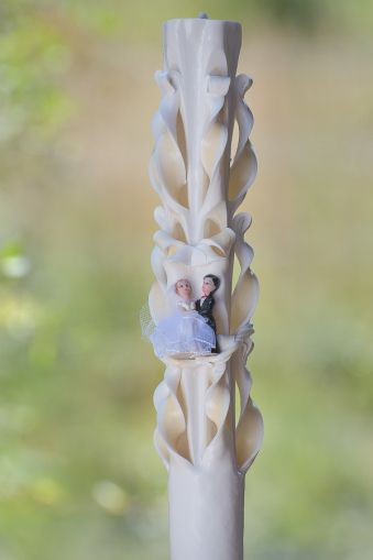 Lumanari nunta sculptate , model 5 coloane, cu miez colorat,  cu figurina miri -  crem