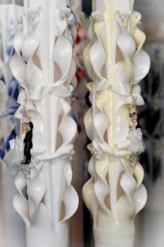 Lumanari nunta sculptate, cu figurina miri, cu perlute - alb