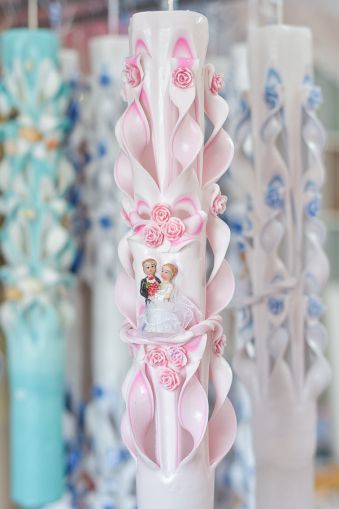 Lumanari nunta sculptate , model 5 coloane,  irizatie de culoare, cu figurina, cu trandafirasi din ceara  - roz fucsia