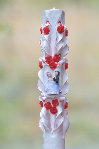 Lumanari nunta sculptate , model 5 coloane,  irizatie de culoare, cu figurina, cu trandafirasi din ceara uni  - rosu