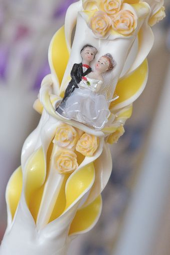 Lumanari nunta sculptate , model 5 coloane, cu miez colorat,  cu figurina miri, cu trandafirasi -  galben