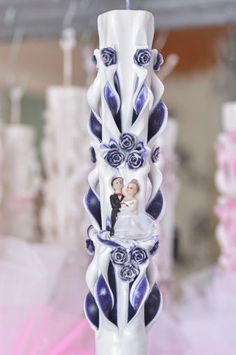 Lumanari nunta sculptate , model 5 coloane, cu miez colorat,  cu figurina miri, cu trandafirasi - indigo