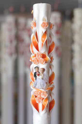 Lumanari nunta sculptate , model 5 coloane, cu miez colorat,  cu figurina miri, cu trandafirasi - portocaliu