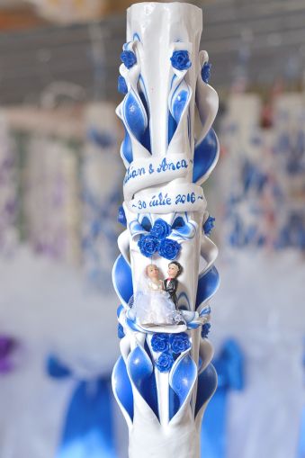 Lumanari nunta sculptate , model 5 coloane, cu miez colorat,  cu figurina miri, cu trandafirasi uni - albastru