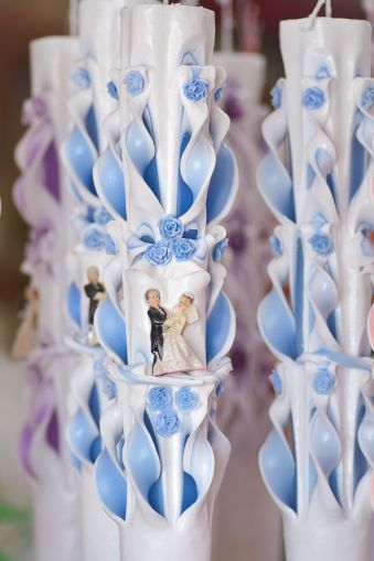 Lumanari nunta sculptate , model 5 coloane, cu miez colorat,  cu figurina miri, cu trandafirasi - bleo