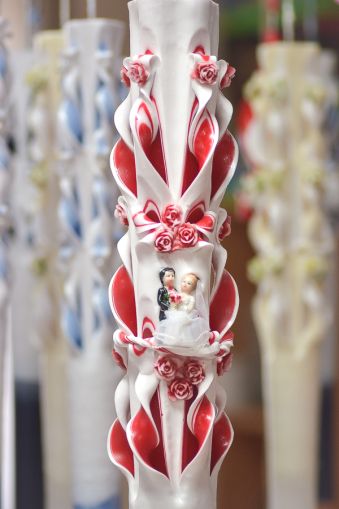 Lumanari nunta sculptate , model 5 coloane, cu miez colorat,  cu figurina miri, cu trandafirasi - rosu