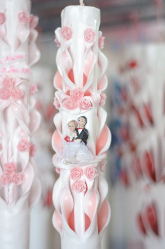 Lumanari nunta sculptate , model 5 coloane, cu miez colorat,  cu figurina miri, cu trandafirasi - roz