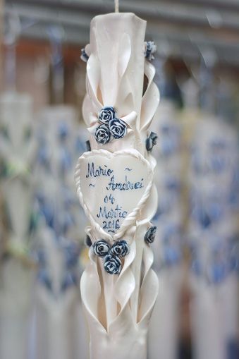 Lumanari sculptate albe, cu trandafirasi din ceara colorata si  cu inima din ceara personalizata - bleumarin