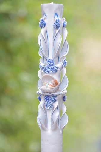 Lumanari botez sculptate, irizatie de culoare, cu figurina bebelus,   trandafirasi din ceara - albastru