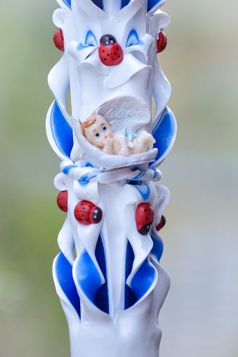 Lumanari botez sculptate, cu figurina bebelus,  buburuze, cu miez colorat albastru