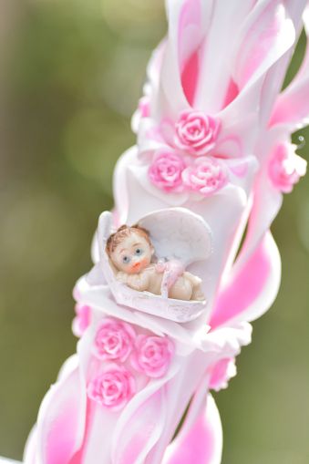 Lumanari botez sculptate, miez colorat, cu figurina bebelus,  trandafirasi din ceara - roz fucsia