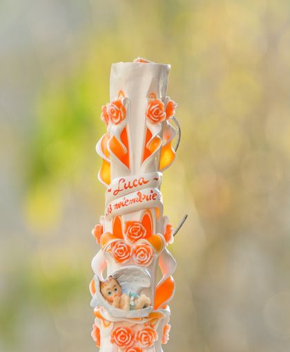 Lumanari botez sculptate, miez colorat, cu figurina bebelus,  trandafirasi din ceara - portocaliu