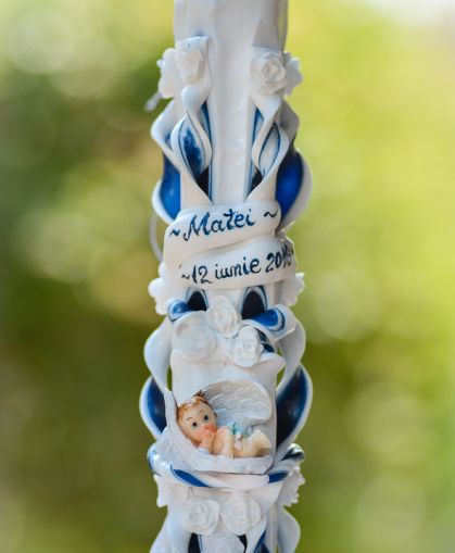 Lumanari botez sculptate, miez colorat, cu figurina bebelus,  bleumarin cu trandafirasi din ceara albi