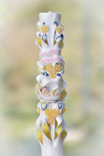 Lumanari botez sculptate, miez colorat, cu figurina bebelus,  cu trandafirasi - combinatie galben - bleumarin