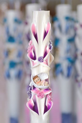 Lumanari botez sculptate, cu figurina bebelus, cu trandafirasi din ceara - combinatie mov cu roz -fucsia si exterior ivory