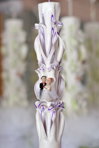 Lumanari nunta sculptate 6 coloane, irizatie mov cu figurina si trandafirasi din ceara