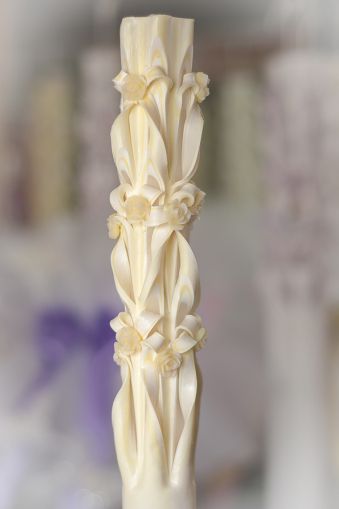 Lumanari sculptate 6 coloane, irizatie dubla de crem, exterior ivory si trandafirasi din ceara albi