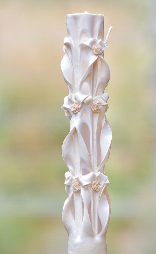 Lumanari sculptate 6 coloane, irizatie crem cu exterior ivory, cu trandafirasi din ceara