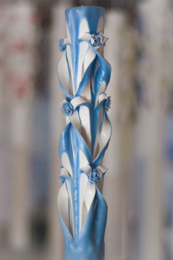 Lumanari sculptate 6 coloane, model floral cu trandafirasi din ceara, exterior albastru