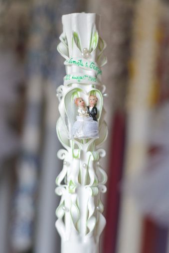 Lumanari nunta sculptate 6 coloane, cu perlute, cu figurina in inima modelata, irizatie verde fistic 