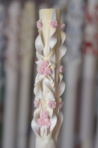 Lumanari sculptate 5 coloane, alb cu irizatie crem cu flori din ceara roz