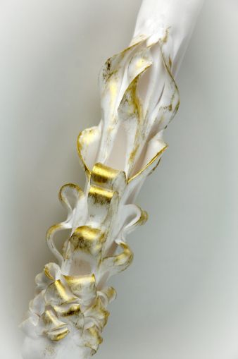 Lumanari sculptate 5 coloane, model clasic, alb cu auriu patinat pe exterior