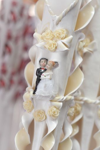 Lumanari nunta sculptate , model 5 coloane, cu miez colorat,  cu figurina miri, cu trandafirasi - crem