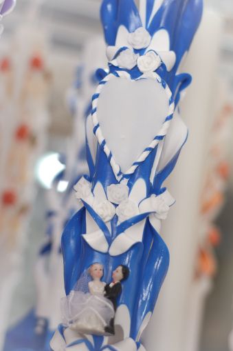 Lumanari nunta sculptate , model 5 coloane,  exterior colorat, cu figurina, cu trandafirasi din ceara  si cu inima din ceara personalizata - culoare la alegere