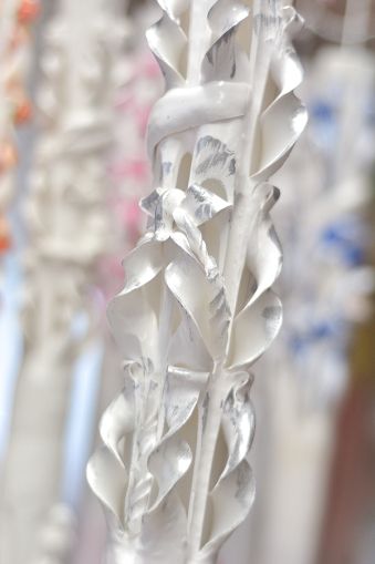 Lumanari sculptate 5 coloane, alb cu argintiu patinat pe exterior