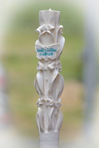Lumanari sculptate 6 coloane, irizatie crem si exterior ivory, cu perlute  si fluturas din ceara personalizat