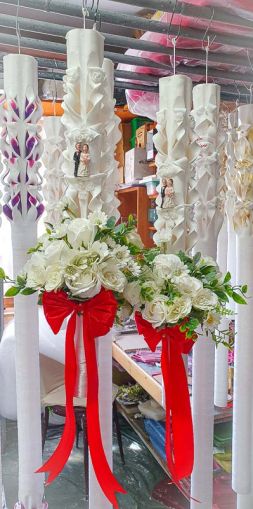Lumanare nunta cu aranjament din flori artificiale si funda colorata