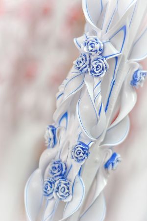 Lumanari sculptate , irizatie de culoare, cu trandafirasi  -  albastru