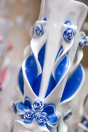 Lumanari sculptate , miez colorat, cu trandafirasi  -  albastru