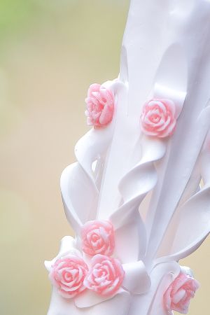 Lumanari sculptate albe, cu trandafirasi din ceara colorata - roz