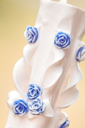 Lumanari sculptate albe, cu trandafirasi din ceara colorata - albastru