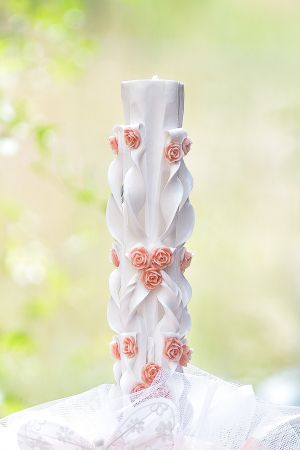 Lumanari sculptate albe, cu trandafirasi din ceara colorata - somon