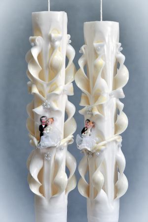 Lumanari nunta sculptate , model 5 coloane,  irizatie de culoare, cu figurina, cu perlute - crem