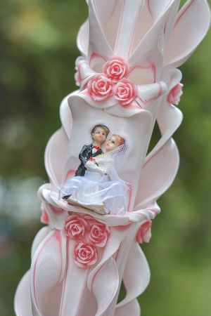 Lumanari nunta sculptate , model 5 coloane,  irizatie de culoare, cu figurina, cu trandafirasi din ceara  - roz