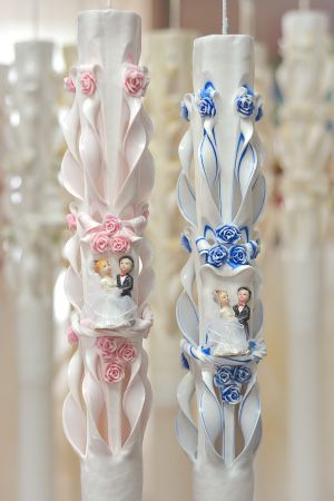 Lumanari nunta sculptate , model 5 coloane,  irizatie de culoare, cu figurina, cu trandafirasi din ceara  - roz