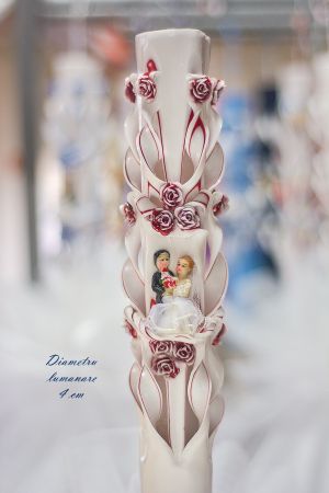 Lumanari nunta sculptate , model 5 coloane,  irizatie de culoare, cu figurina, cu trandafirasi din ceara degradee - grena