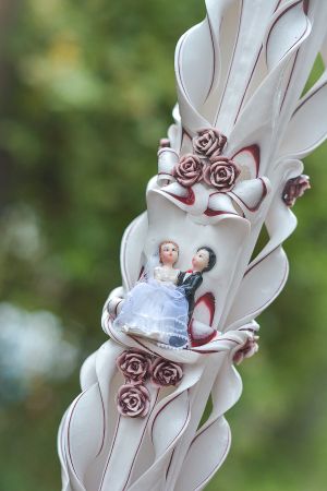 Lumanari nunta sculptate , model 5 coloane,  irizatie de culoare, cu figurina, cu trandafirasi din ceara degradee - grena