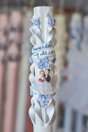 Lumanari nunta sculptate , model 5 coloane,  irizatie de culoare, cu figurina, cu trandafirasi din ceara  - bleo