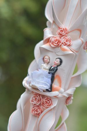 Lumanari nunta sculptate , model 5 coloane,  irizatie de culoare, cu figurina, cu trandafirasi din ceara  - somon