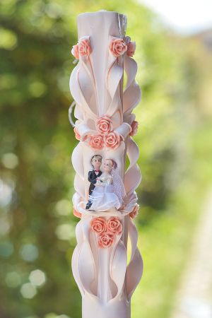 Lumanari nunta sculptate , model 5 coloane,  irizatie de culoare, cu figurina, cu trandafirasi din ceara  - somon